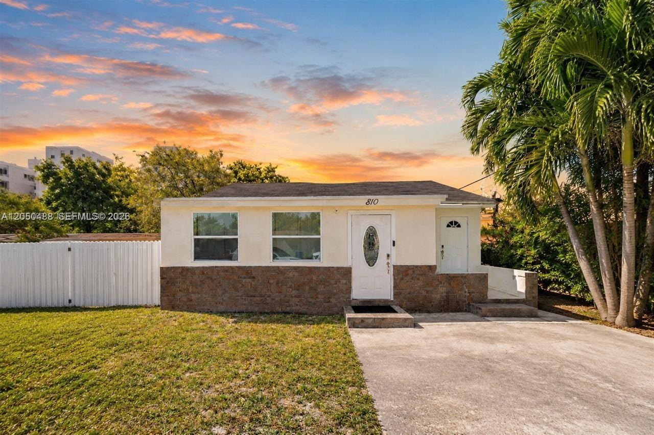 810 NW 21st Court, Miami, FL 33125