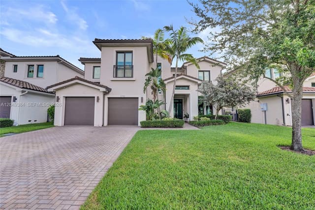 5742 Brookfield Circle E, Hollywood, FL 33312