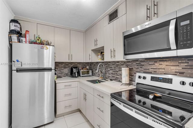 8501 NW 8th Street 105, Miami, FL 33126