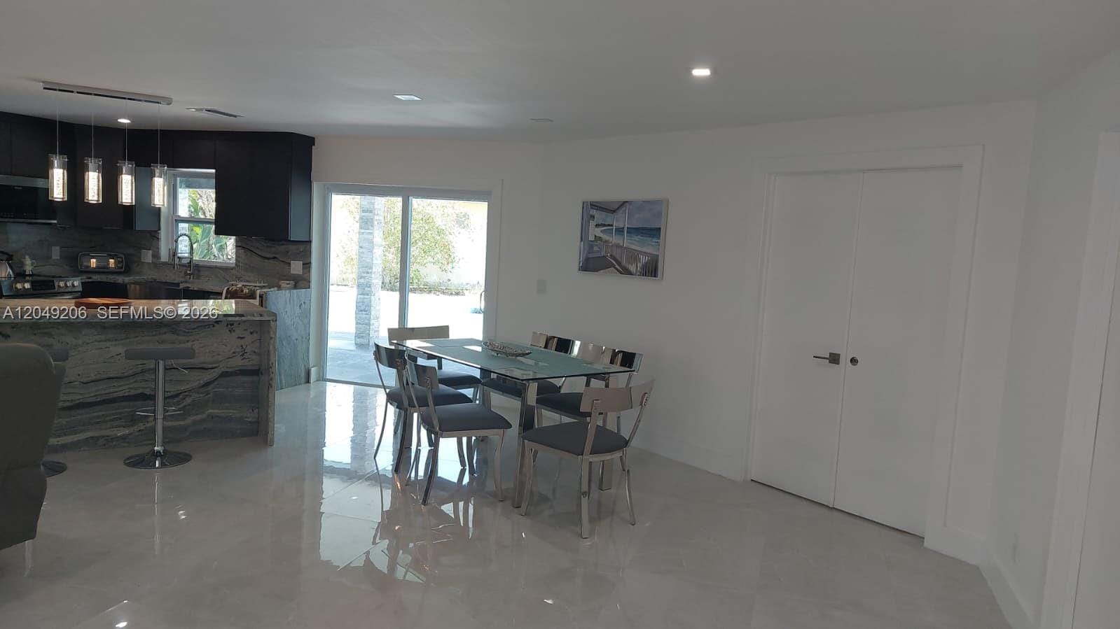 320 SE 15 Place — photo 3