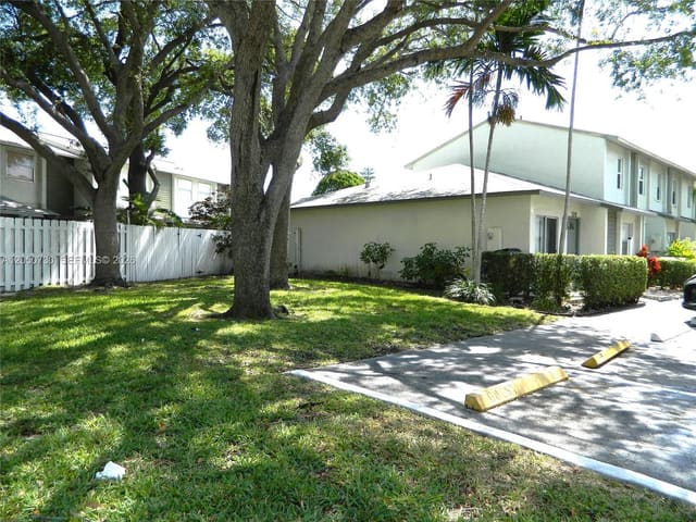 899 Crystal Lake Drive 899, Deerfield Beach, FL 33064