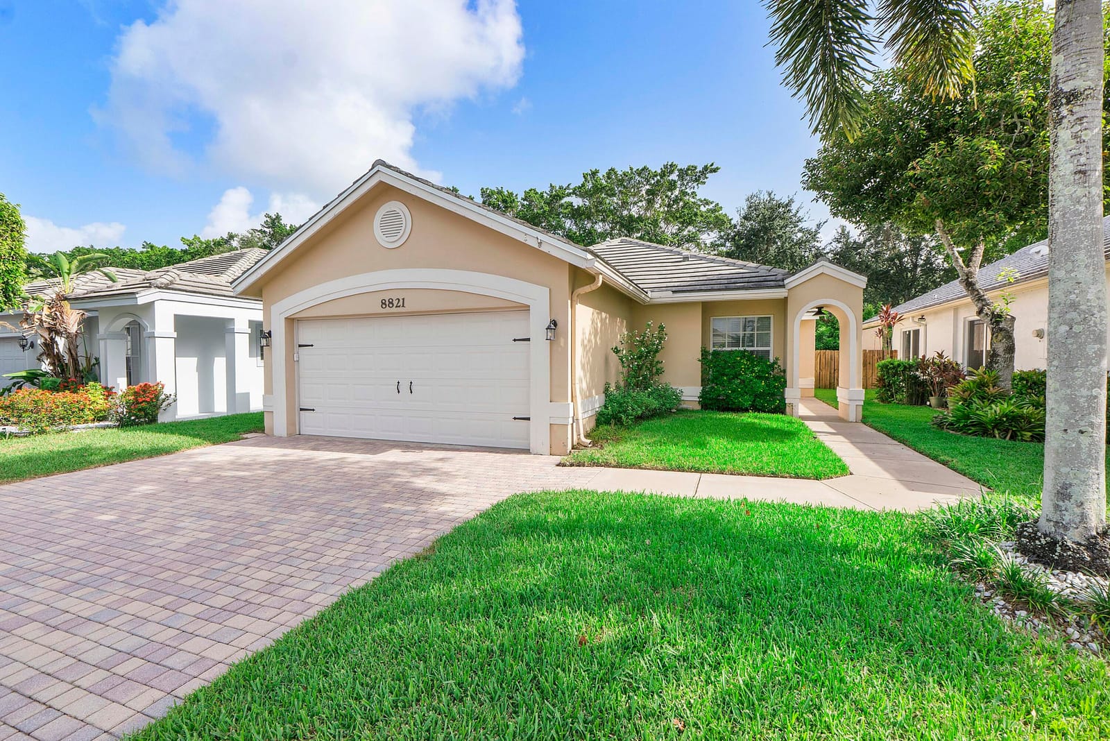 8821 Lake Park Circle N, Davie, FL 33328