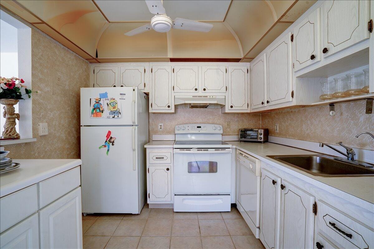 222 Saxony E 222, Delray Beach, FL 33446 photo 8