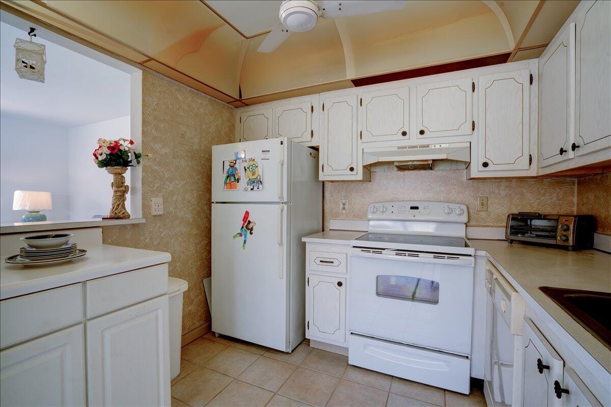 222 Saxony E 222, Delray Beach, FL 33446 photo 9