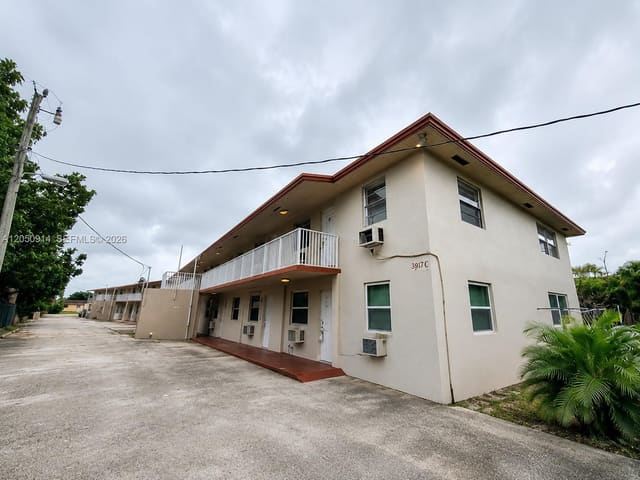 2917 Plunkett Street 17C, Hollywood, FL 33020