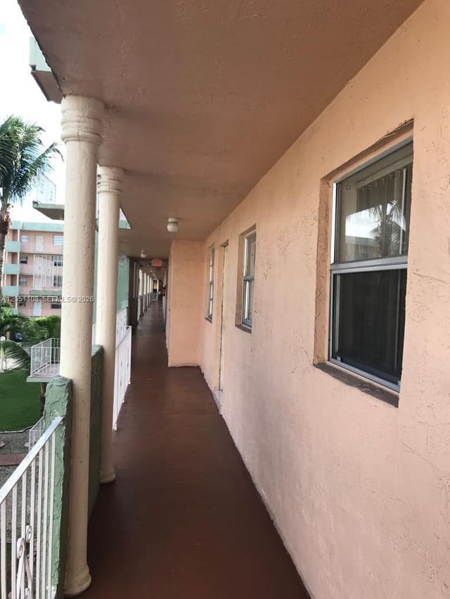 1655 W 44th Place 304, Hialeah, FL 33012