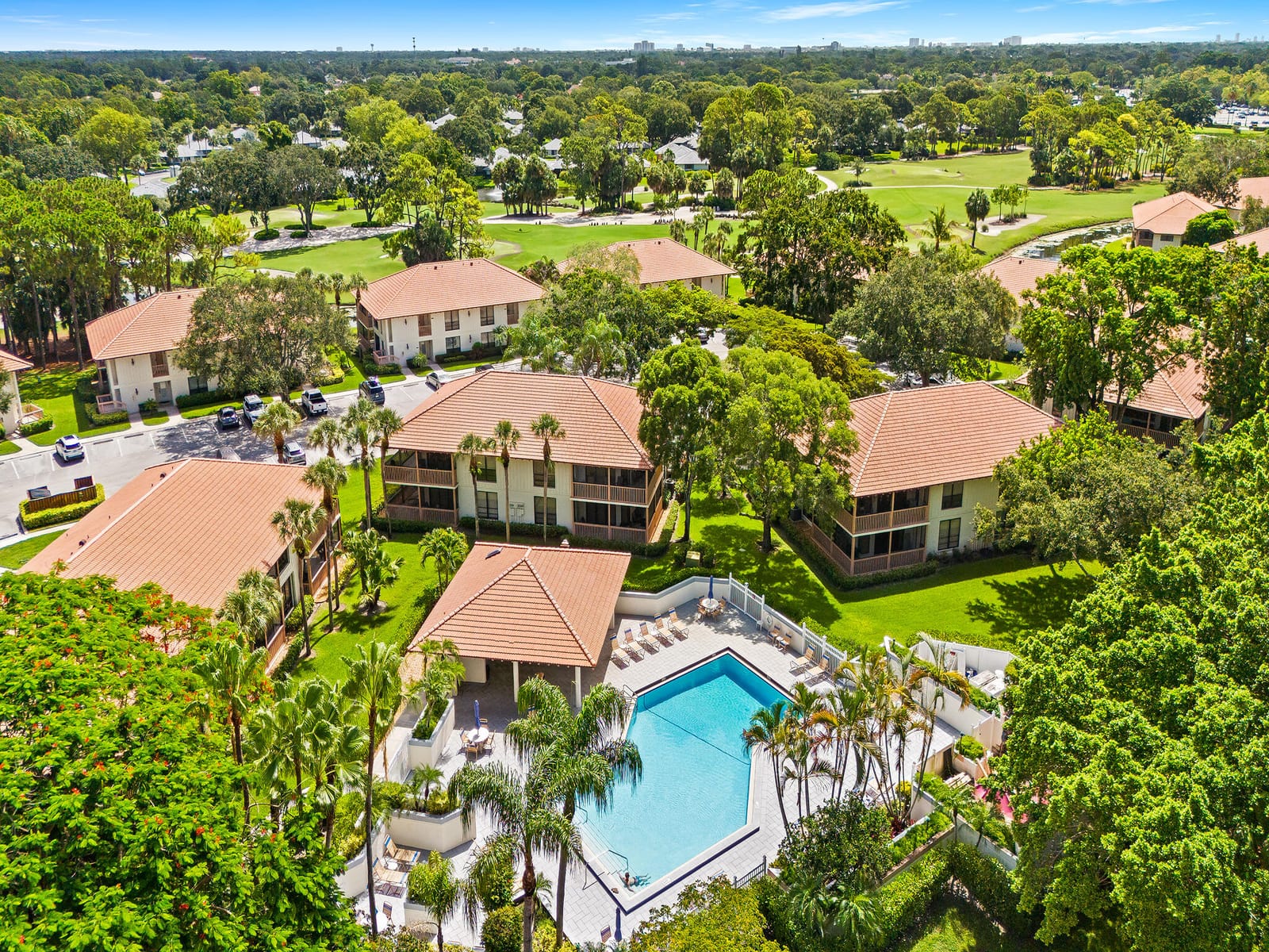 Pending home at 218 Brackenwood Terrace, Palm Beach Gardens, FL 33418