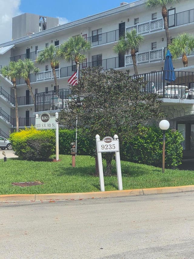 9235 SW 8th Street, Isle Of Sandalfoot, Boca Raton, FL