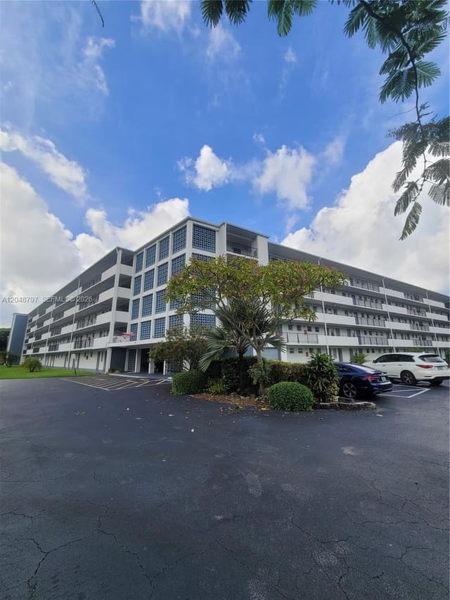 950 Hillcrest Drive 109, Hollywood, FL 33021