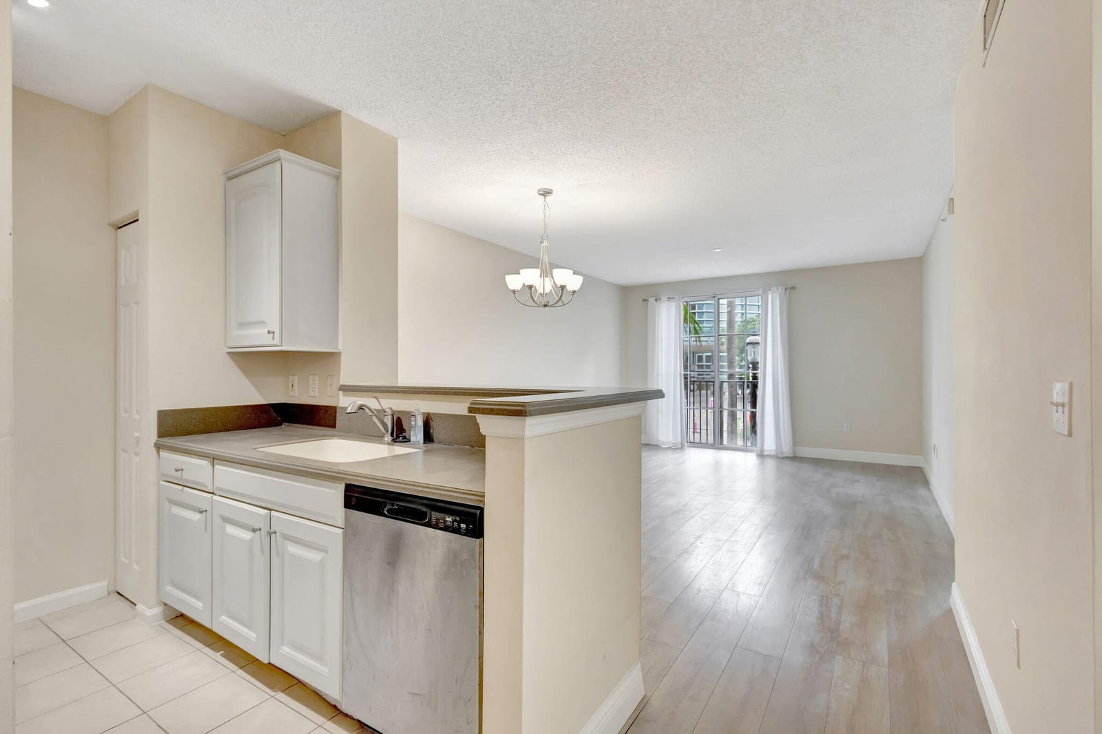 Pending home at 780 S Sapodilla Avenue 203, West Palm Beach, FL 33401