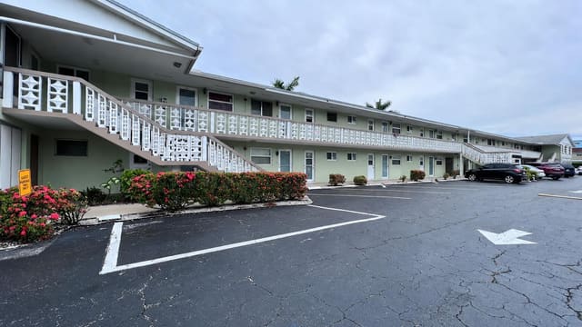 960 Crystal Lake Drive 104, Deerfield Beach, FL 33064