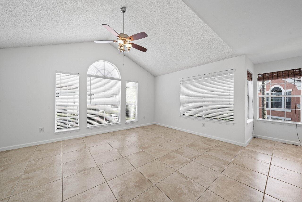 1345 Crystal Way B — photo 4