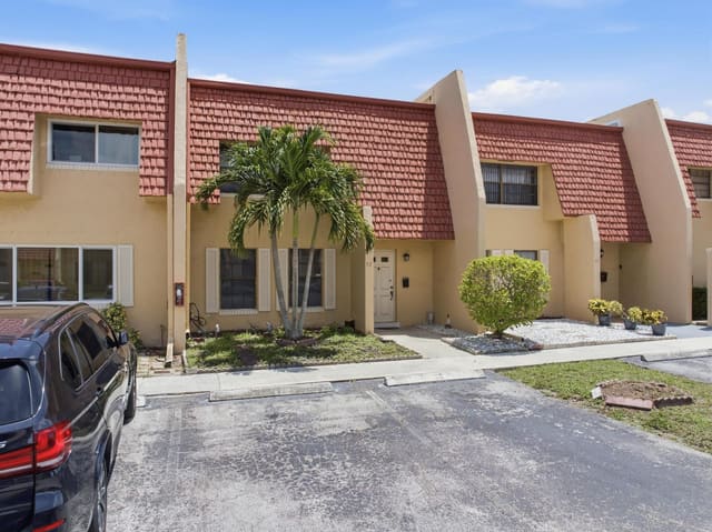 52 Canterbury Lane, Shaker Village, Tamarac, FL
