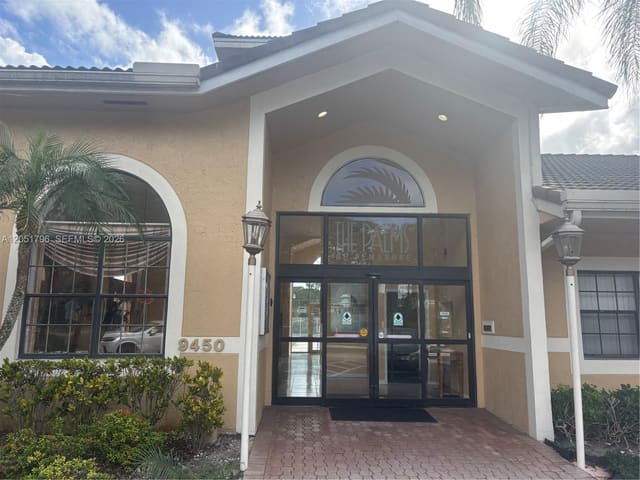 323 E Palm Circle E, Pembroke Pines, FL 33025