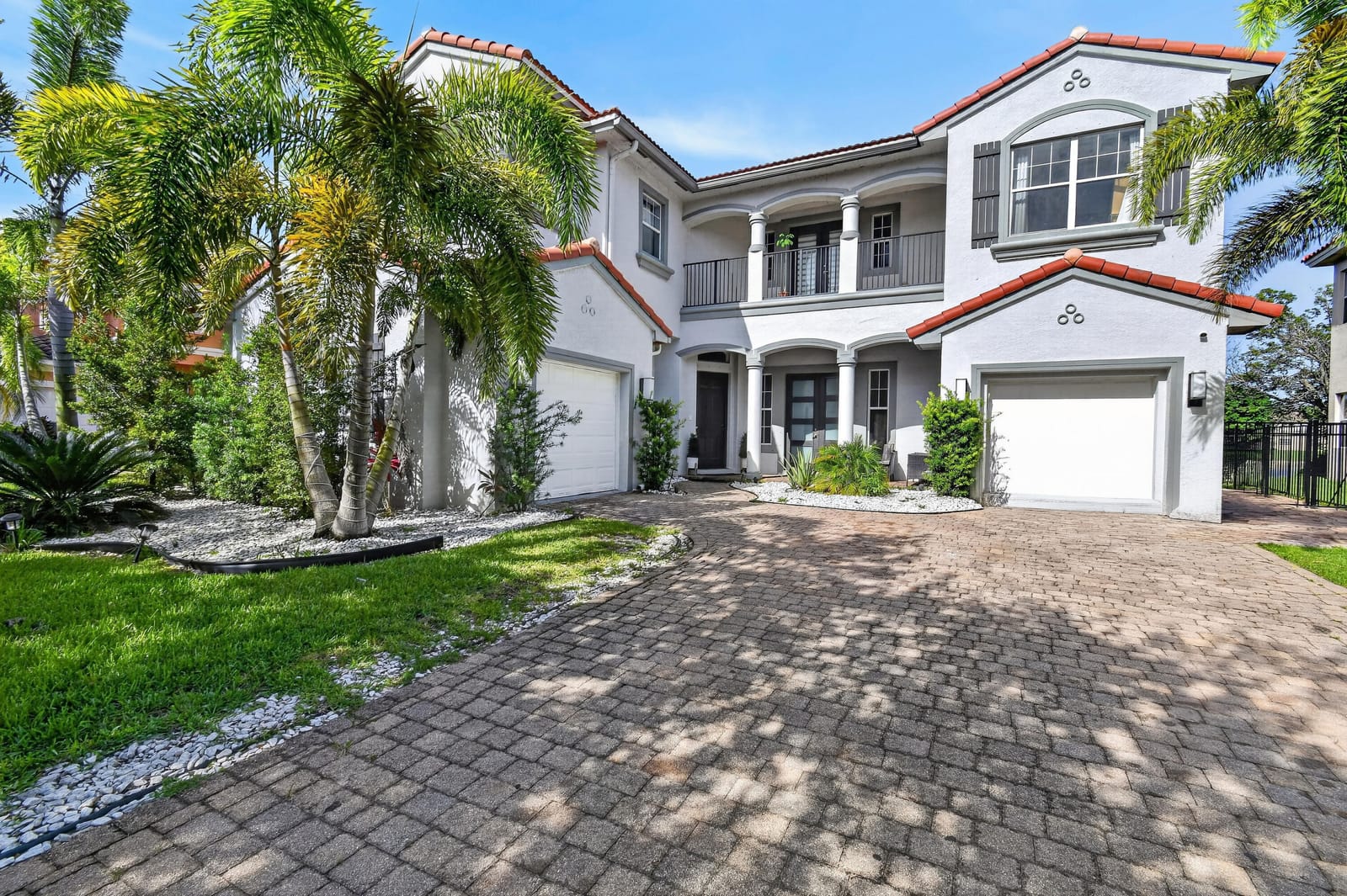 Pending home at 700 Cresta Circle, West Palm Beach, FL 33413