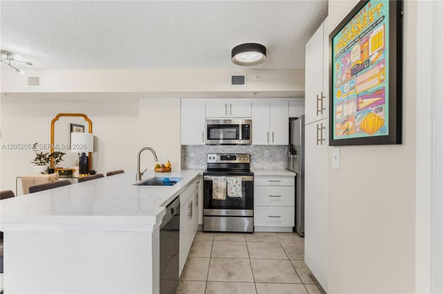 2640 S University Drive 111, Davie, FL 33328