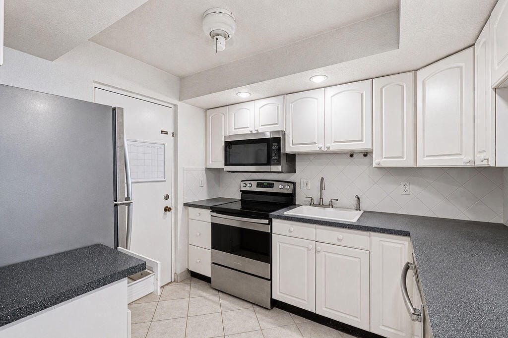 2322 S Cypress Bend Drive 311 — photo 7