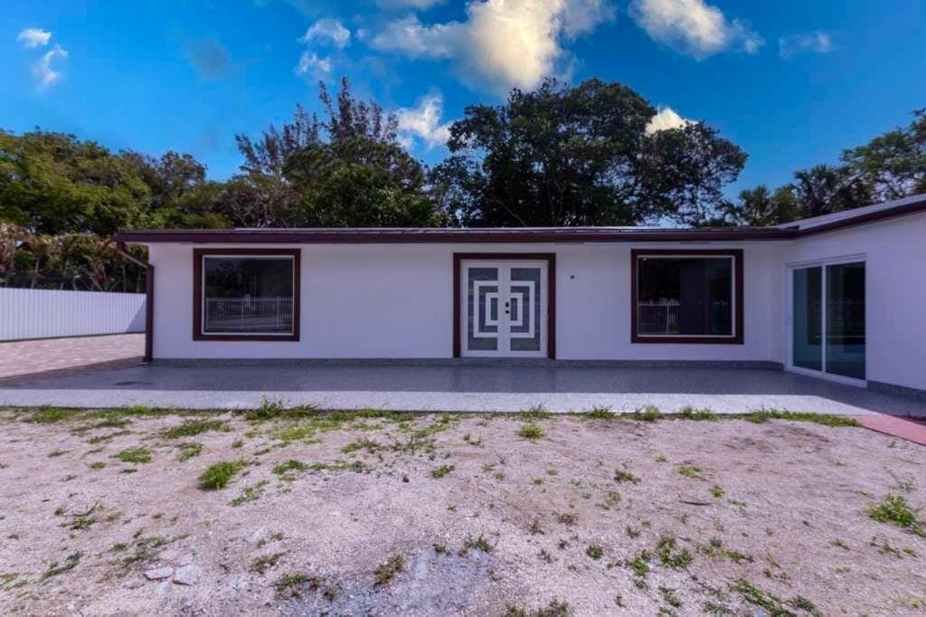 696 Arlington Drive — photo 3