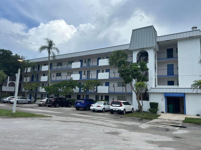 6100 S Falls Cir Drive 105, Inverrary Country Club, Lauderhill, FL
