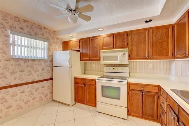 8735 Ramblewood Drive 212, Coral Springs, FL 33071