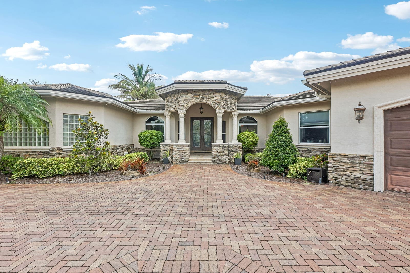 Pending home at 2130 SW 113th Avenue, Davie, FL 33325
