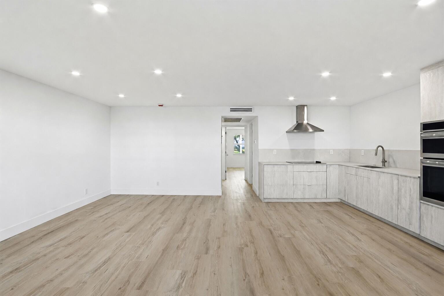 1023 Guildford B — photo 2