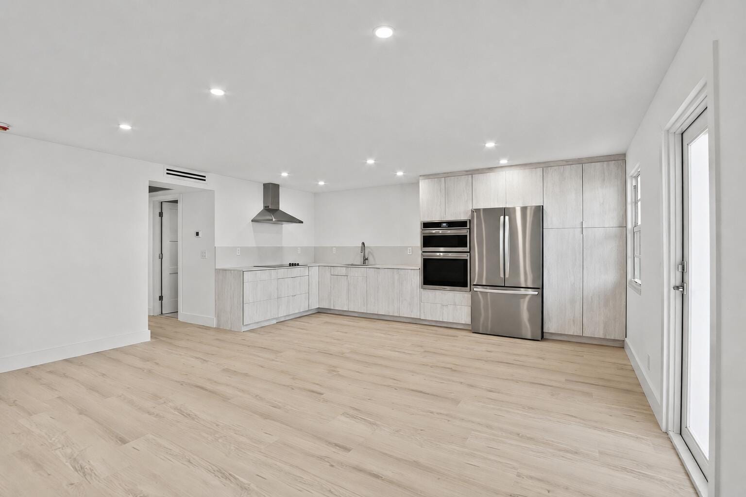1023 Guildford B — photo 3