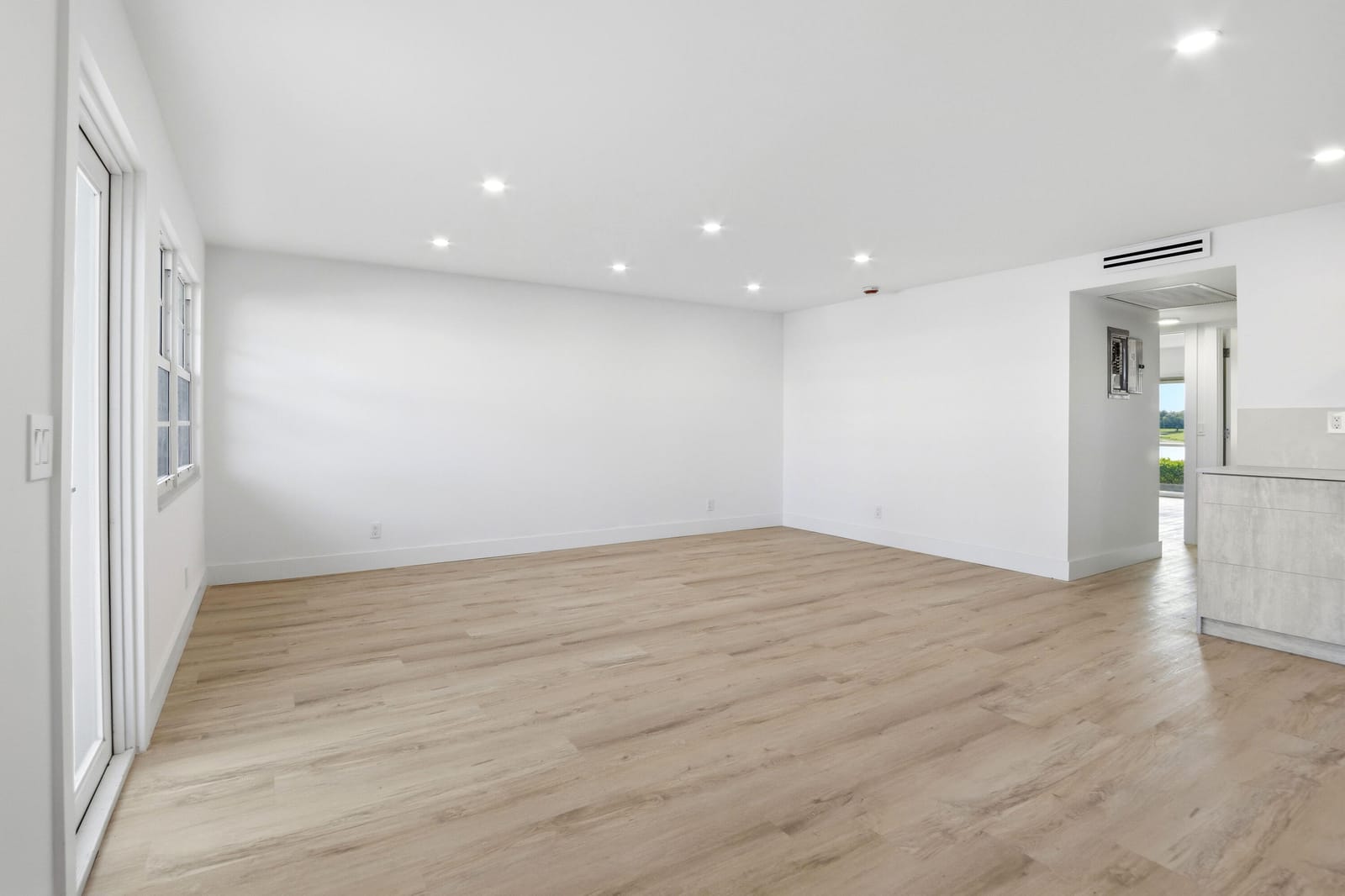 1023 Guildford B — photo 4