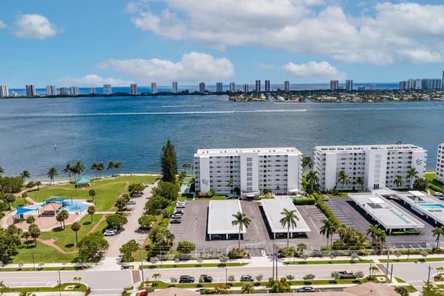 501 LAKE SHORE Drive 206, Lake Park, FL 33403