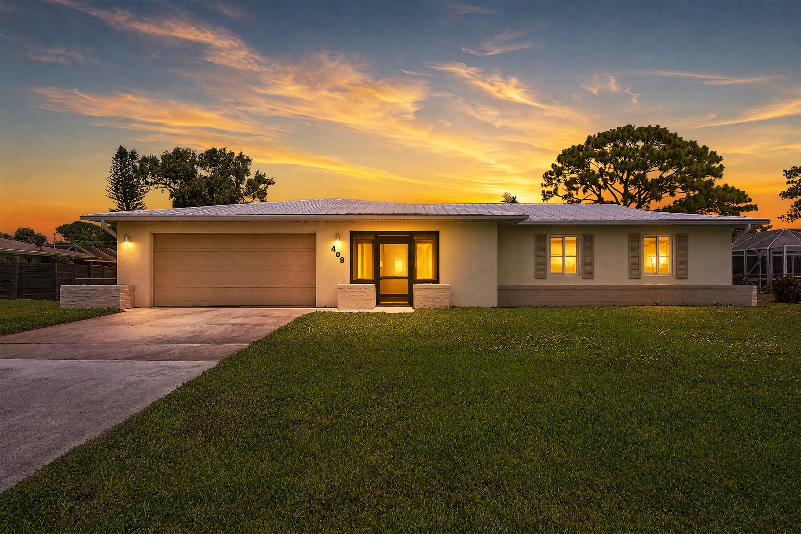 Pending home at 409 SE Gasparilla Avenue, Port St. Lucie, FL 34983
