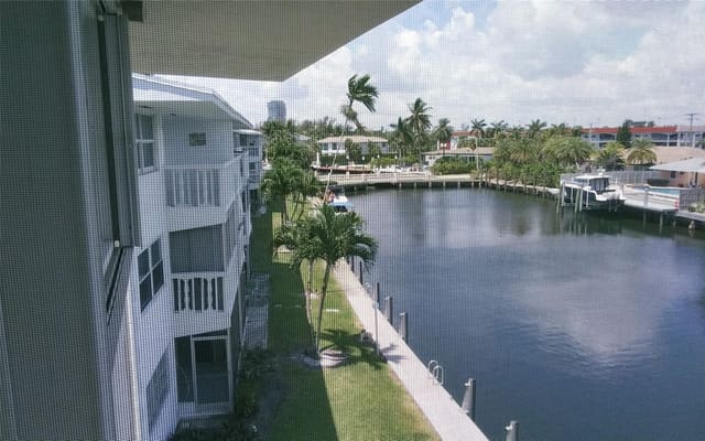 460 Paradise Isle Boulevard 301, Isle Of Paradise Co Op, Hallandale Beach, FL