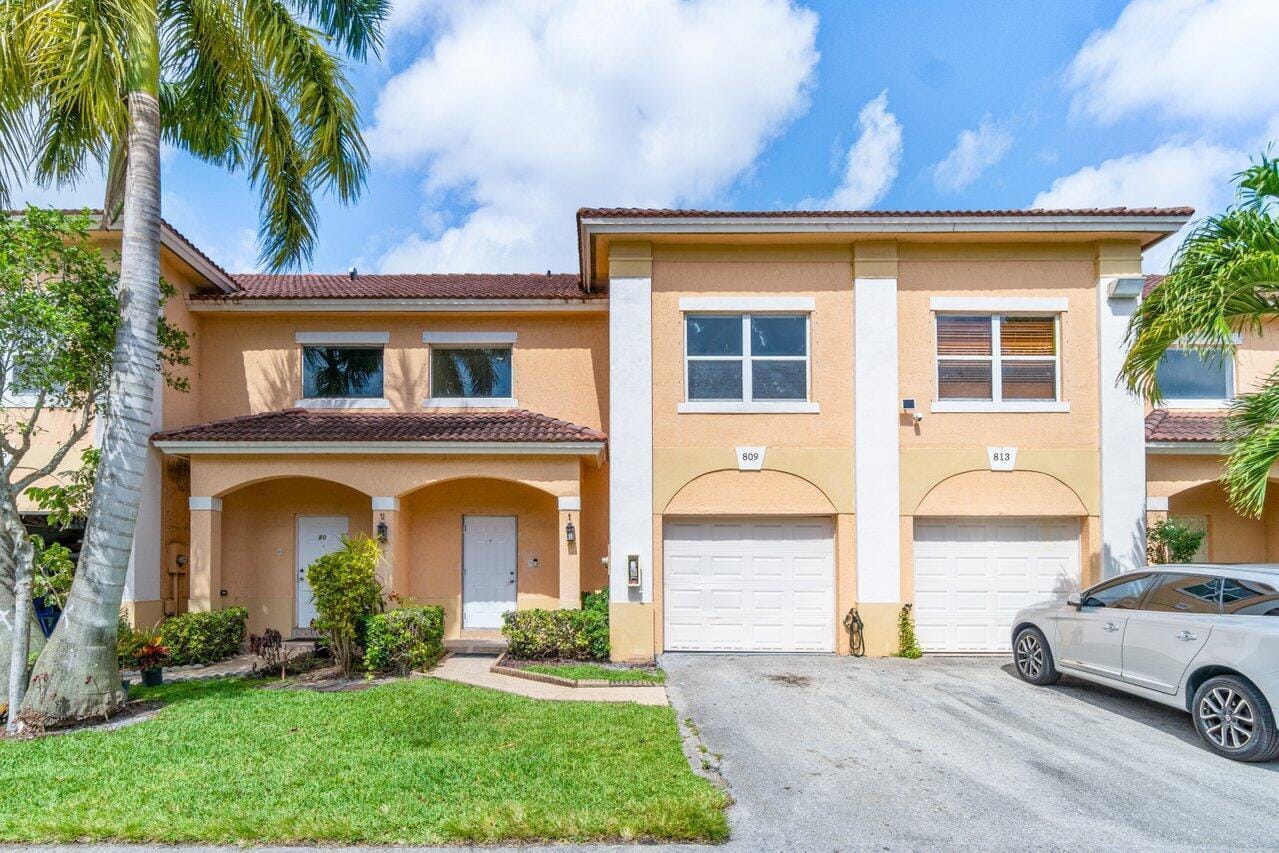 809 TALIA Circle E 809 — photo 1