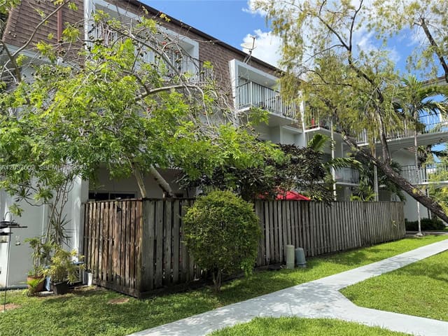 9621 SW 77th Avenue 101B, Miami, FL 33156