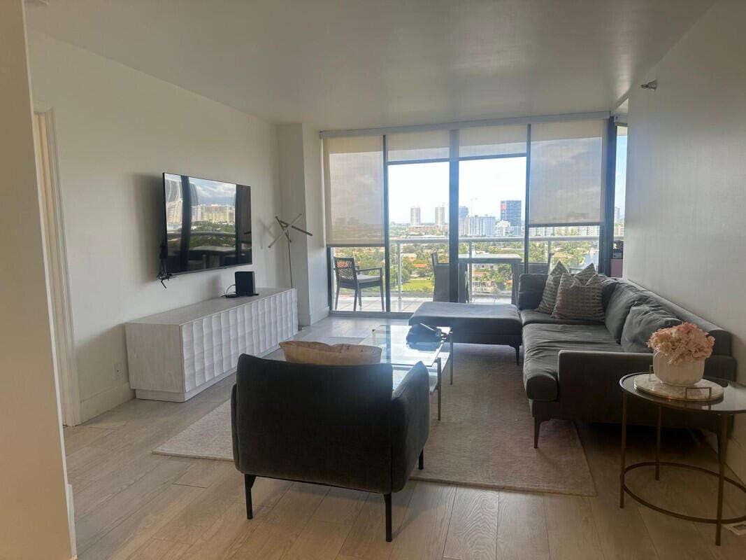 3640 Yacht Club Drive 1403 — photo 3