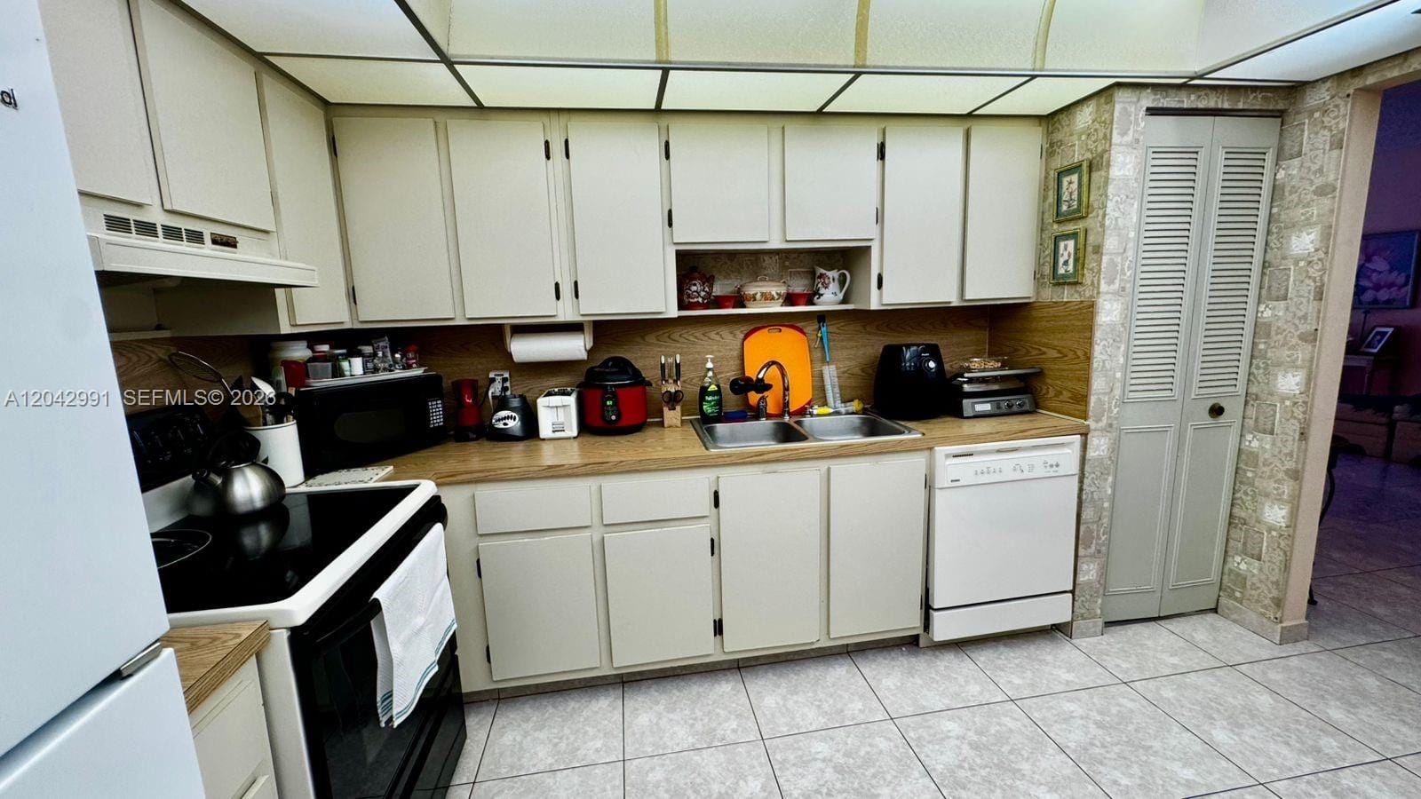 1301 NE 7th Street 103, Hallandale Beach, FL 33009 photo 2