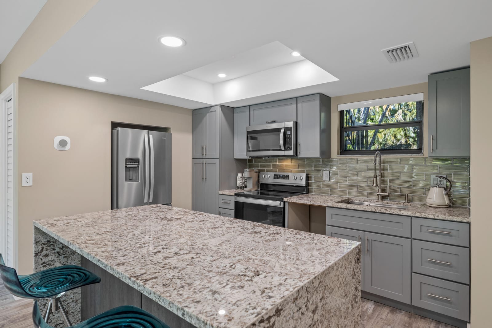 11863 Wimbledon Circle 438 — photo 2