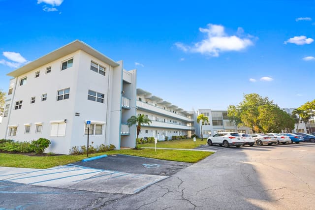 2223 PARK Lane 210, Hollywood, FL 33021