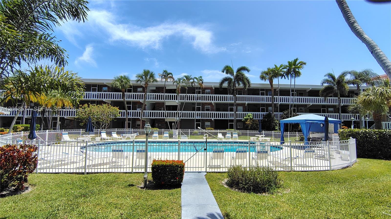 Pending home at 201 NE 14th Avenue 5C, Hallandale Beach, FL 33009