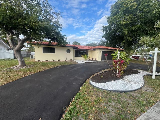 1109 SE 10th Street, Deerfield Beach, FL 33441