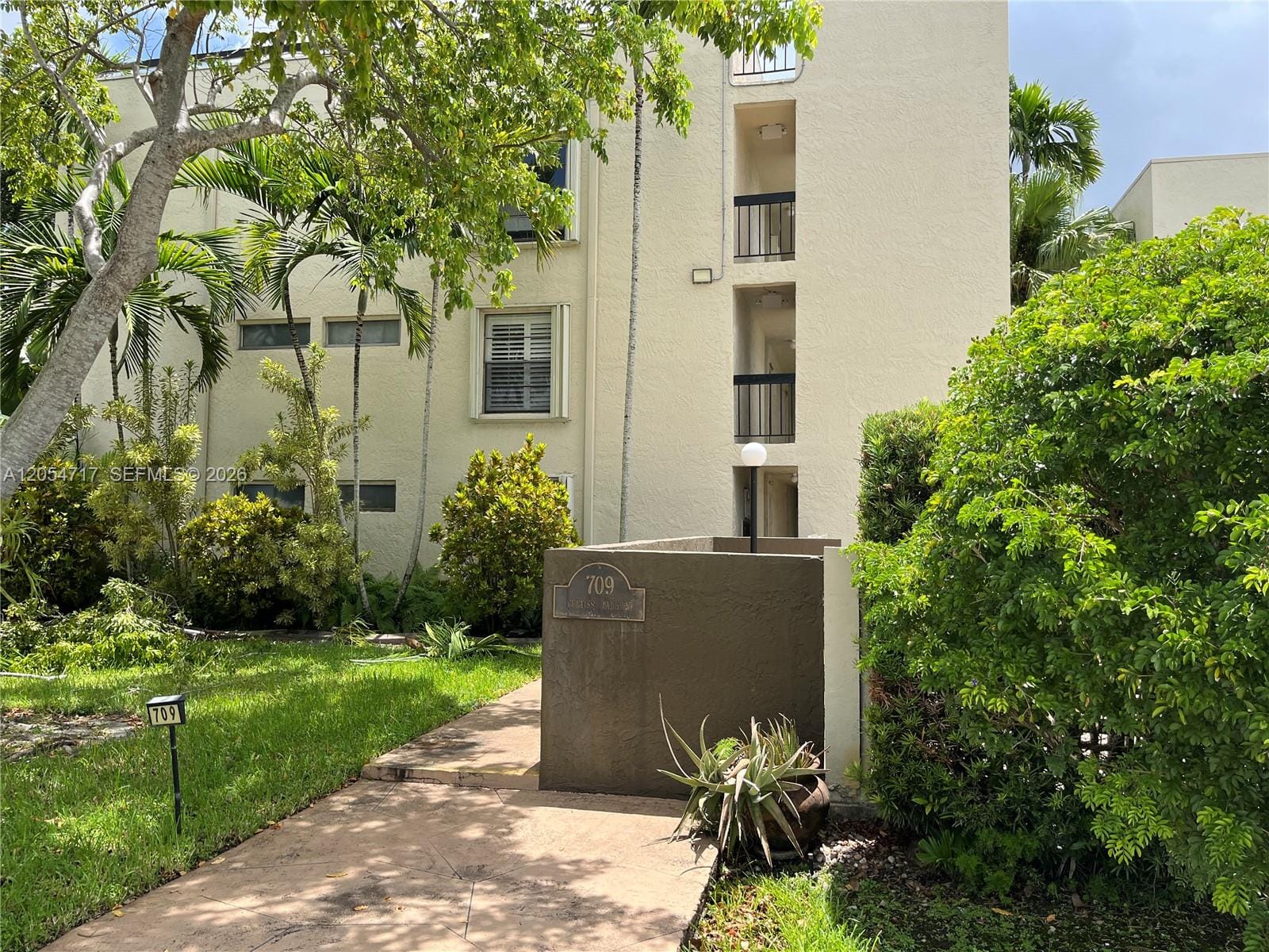 709 Curtiss Parkway 11, Miami Springs, FL 33166