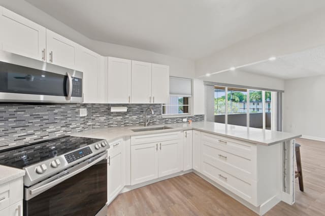 4 GREENWAY Village N 203, Royal Palm Beach, FL 33411