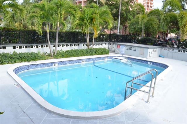 35 Edgewater Drive 104, Coral Gables, FL 33133
