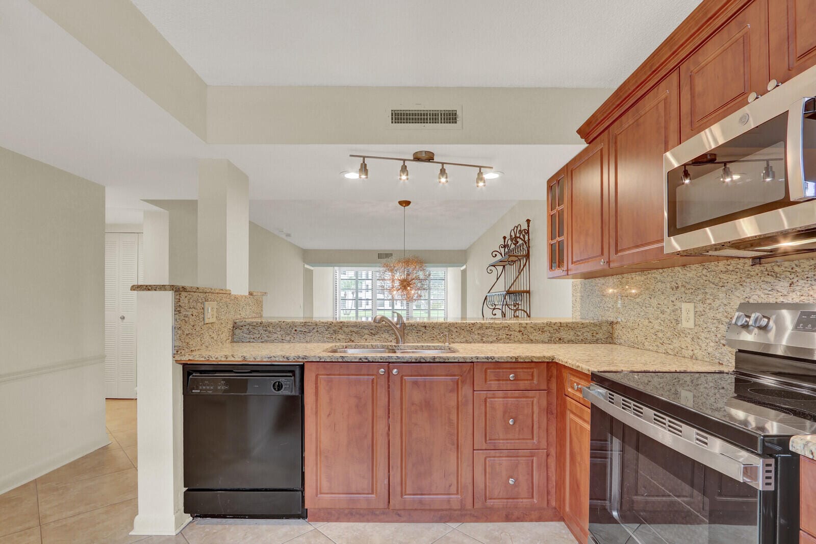 3636 WHITEHALL Drive 105, West Palm Beach, FL 33401