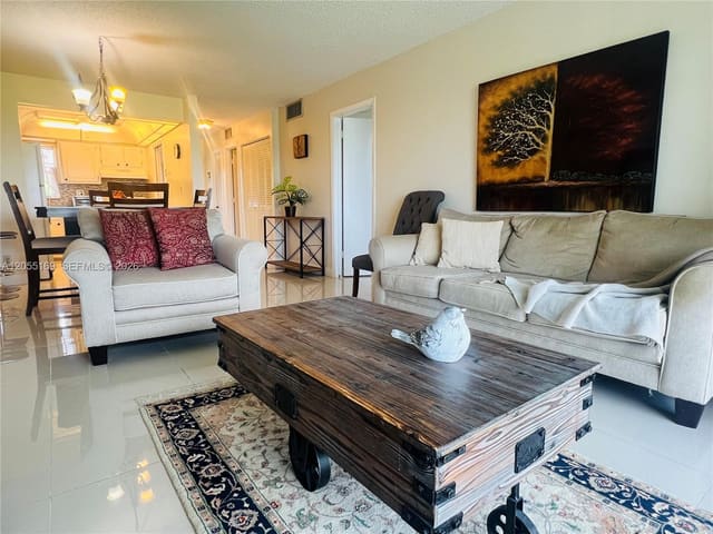 8900 Washington Boulevard 409, Pembroke Pines, FL 33025