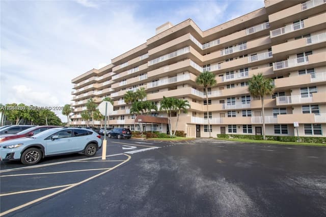 250 Jacaranda Drive 302, Plantation, FL 33324