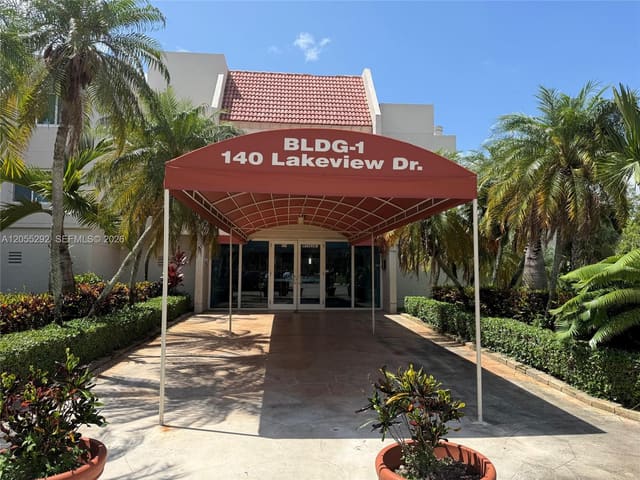 140 Lakeview Drive 209, Weston, FL 33326