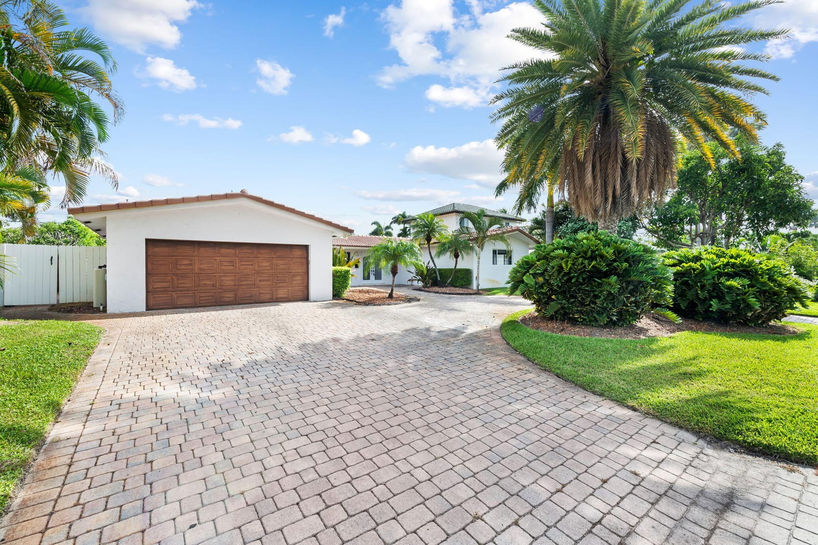Pending home at 2011 NE 55TH Street, Fort Lauderdale, FL 33308