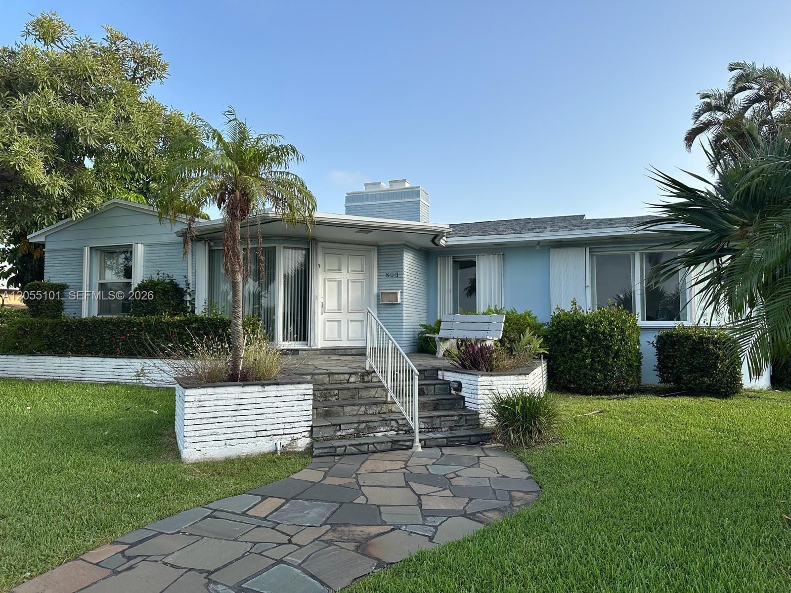 Pending home at 803 N Southlake Drive, Hollywood, FL 33019