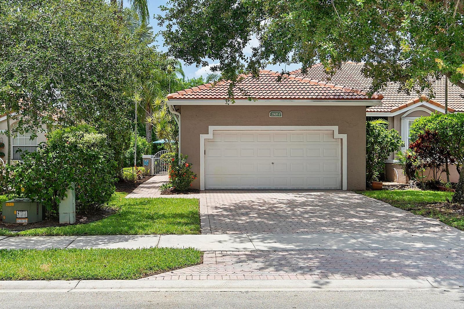 Pending home at 2901 E Aragon Boulevard 1, Sunrise, FL 33313