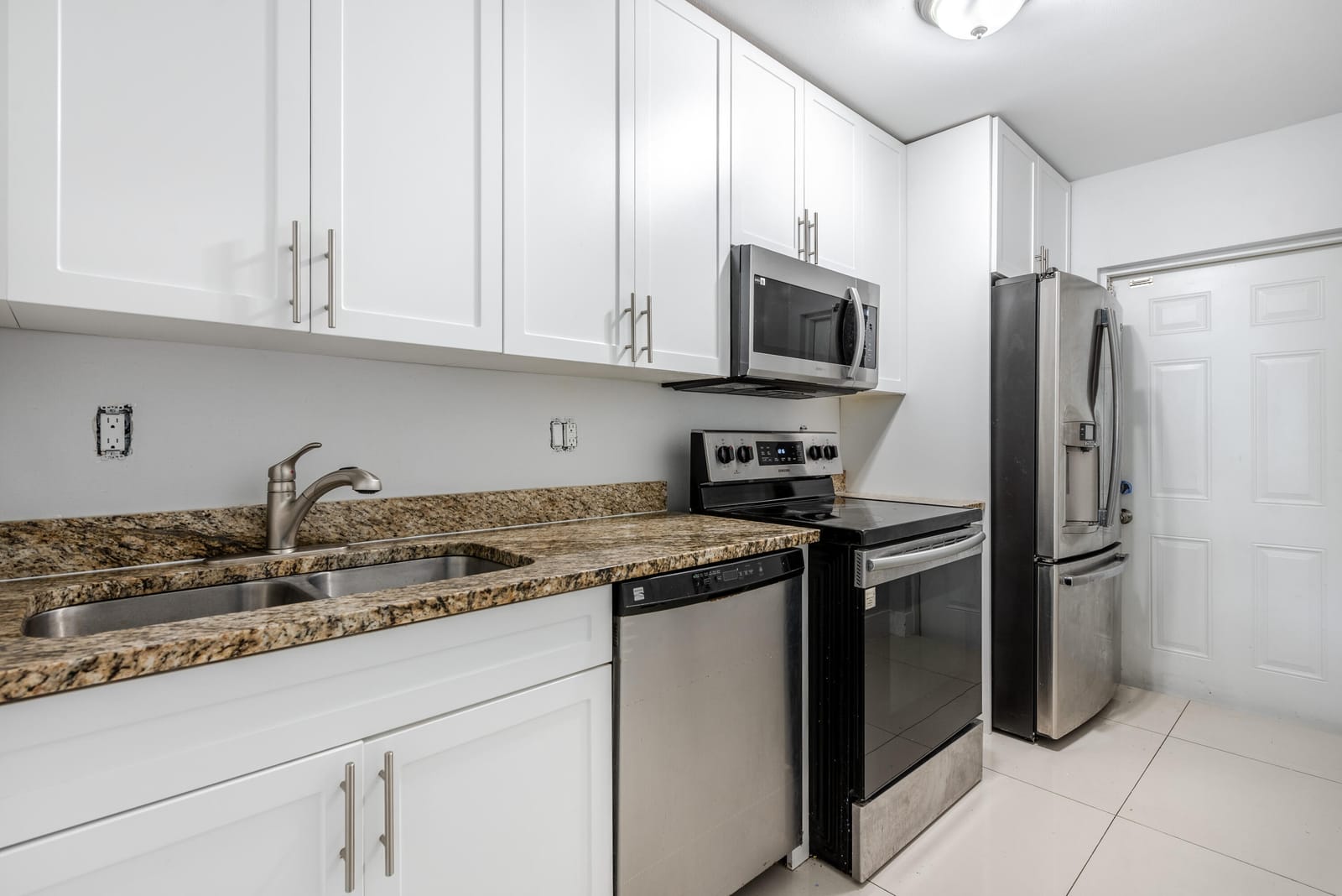 220 Perry Avenue B — photo 3